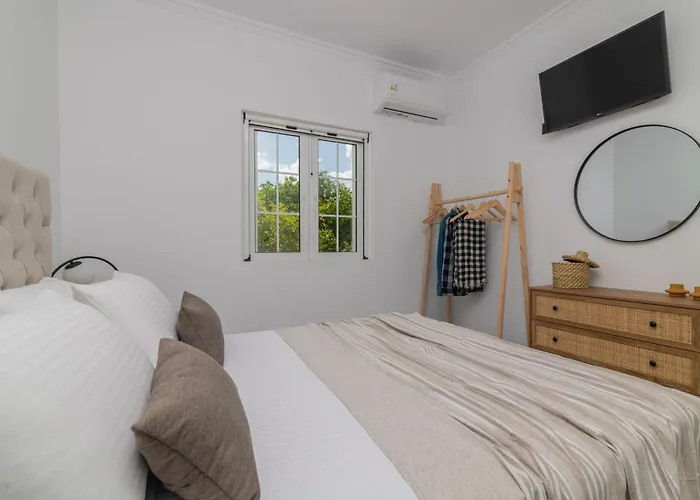 Swan Apartment 3